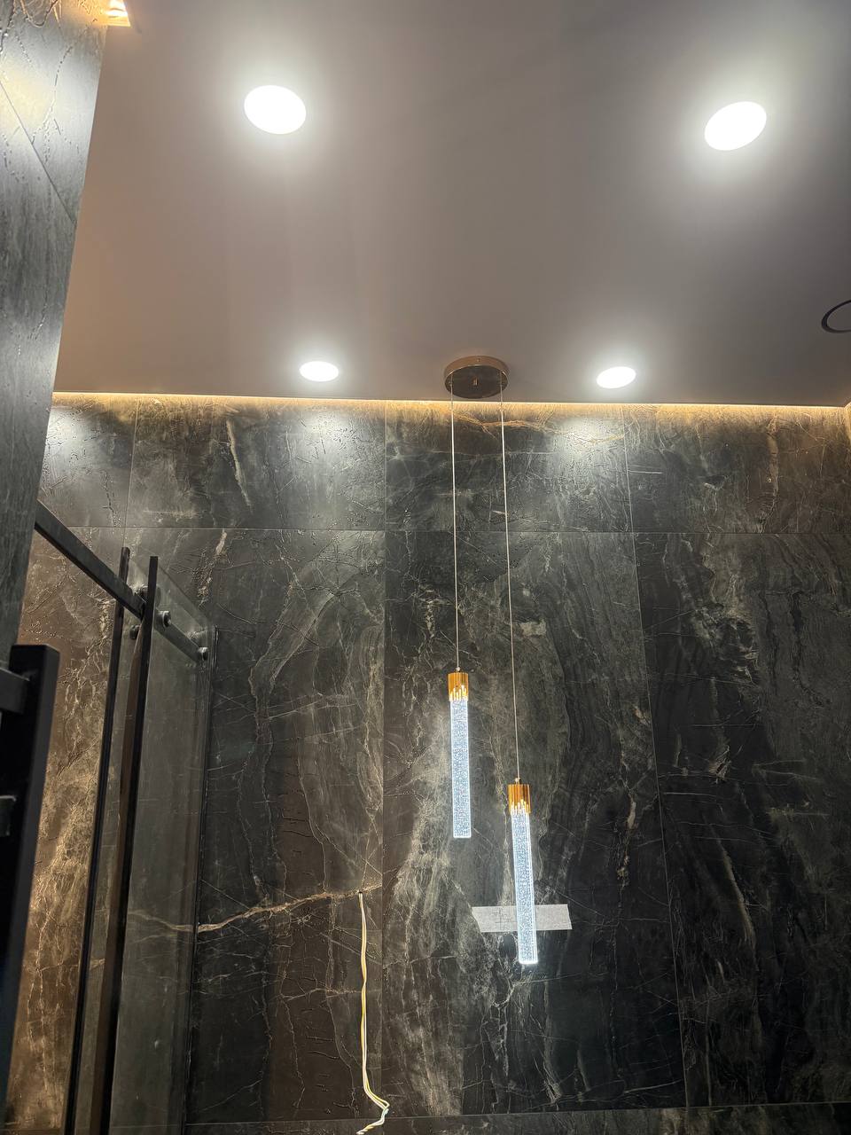 Натяжной потолок в санузле с парящим примыканием с подсветкой по контуру