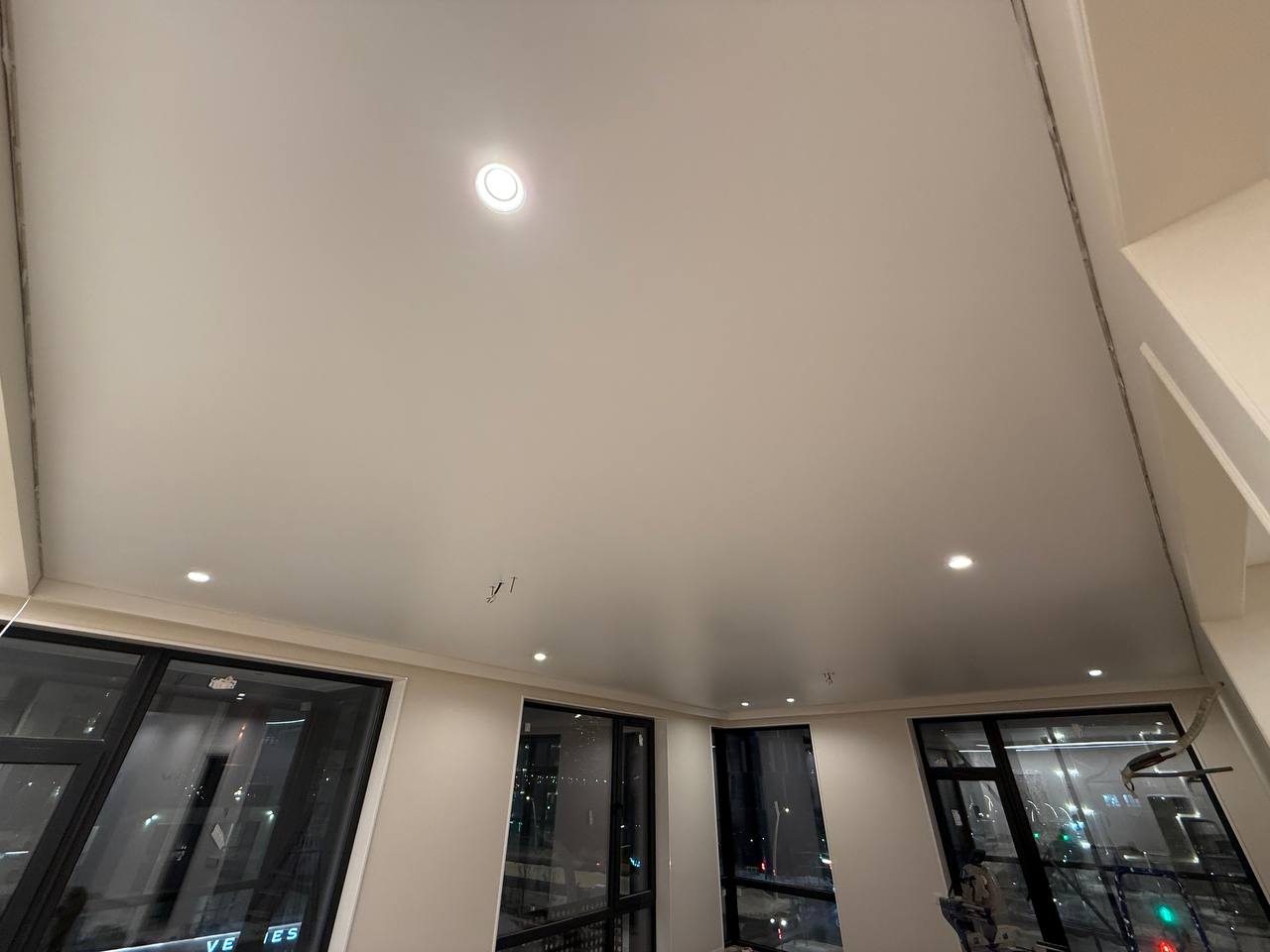 Натяжной потолок в гостиной