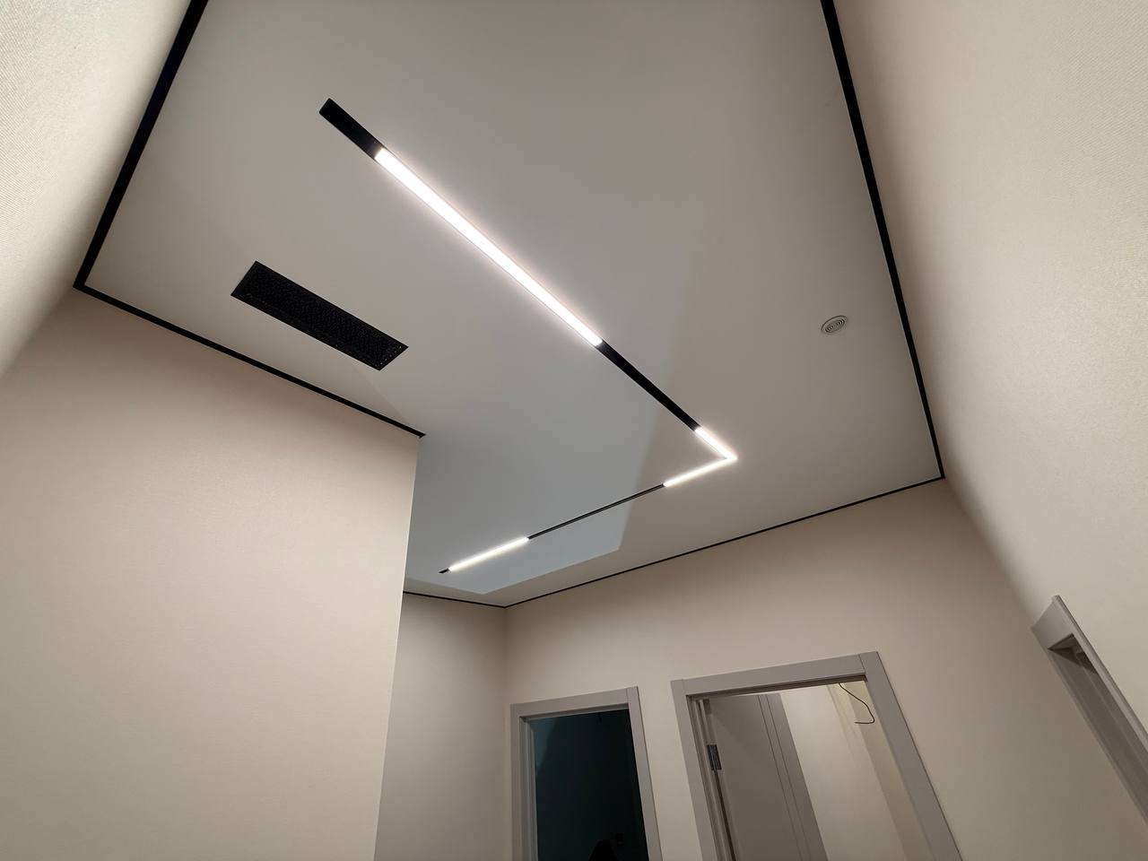 коридор с черной заглушкой создающий эффект « теневого примыкания»