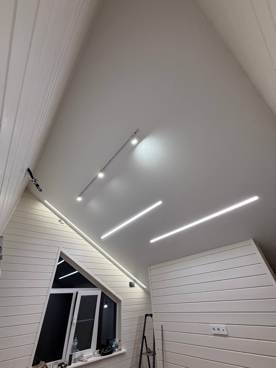 Натяжной потолок в мансардах